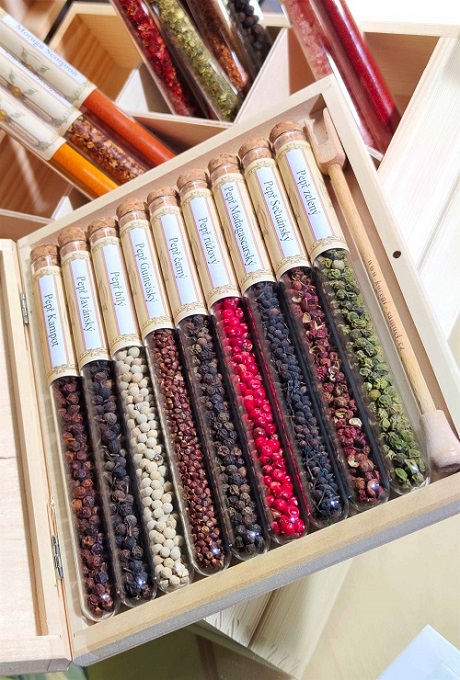 DEVĚT PEPŘŮ SVĚTA